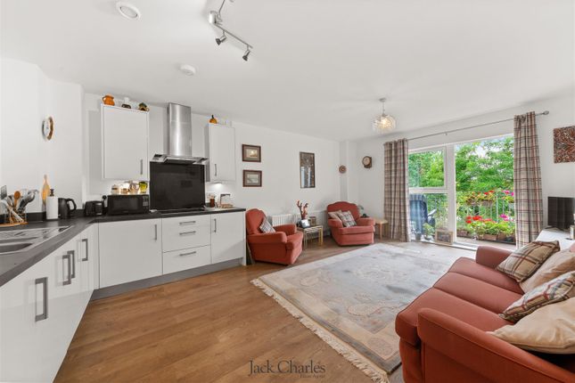 Flat 18 Azure Court, Sovereign Way, Tonbridge photo 2