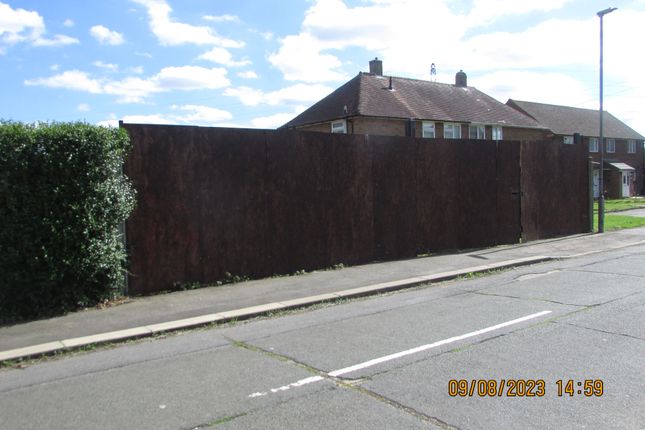 Land to let in Southdrift Way, Luton, Bedfordshire