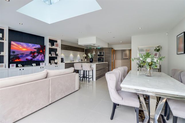 147, Kingswood Chase, Leigh-on-Sea photo 3
