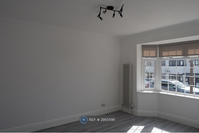 Warwick Avenue, Edgware photo 3