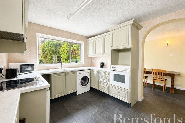 21, Highfield Crescent, Hornchurch photo 3