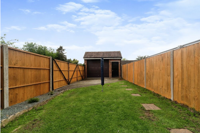 8, Garden Road, Walton-on-Thames photo 2