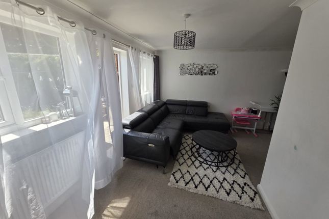 15, Humber Close, West Drayton photo 3