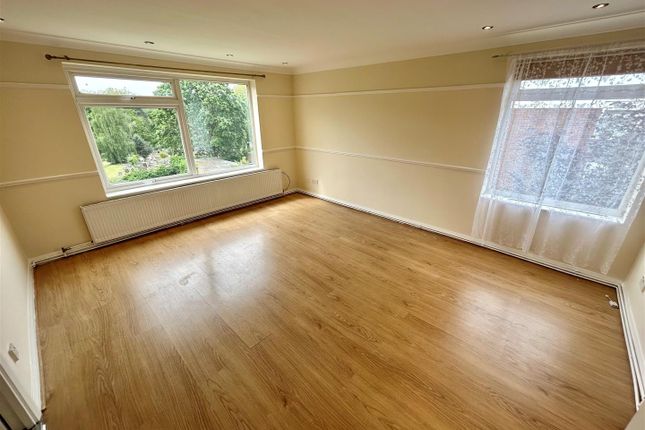 11, Aldborough Court, Chingford photo 3