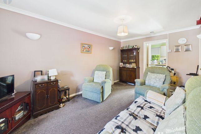 15 Willow Road, Aylesbury photo 2
