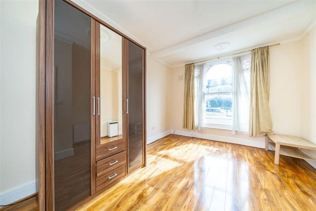 Flat A, 200, Cavendish Road, London photo 4