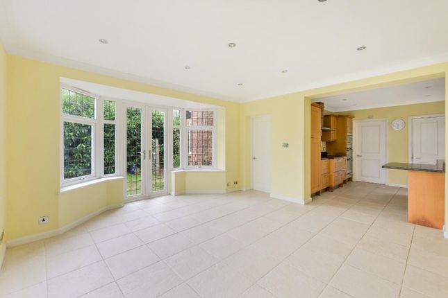 19, Woodcote Hurst, Epsom photo 3