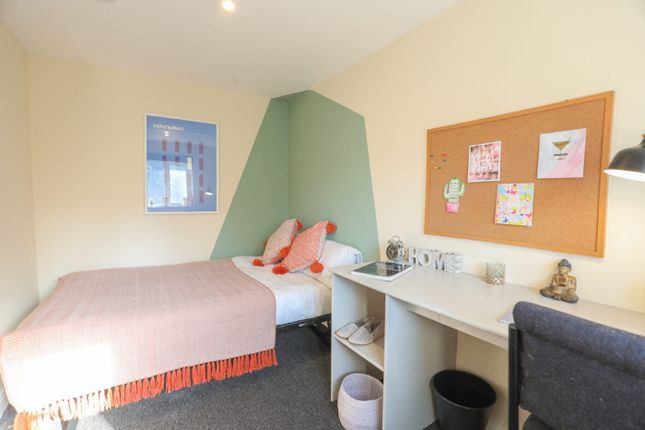 Cozy And Well-Lit Single Bedroom Featuring A Comfo...