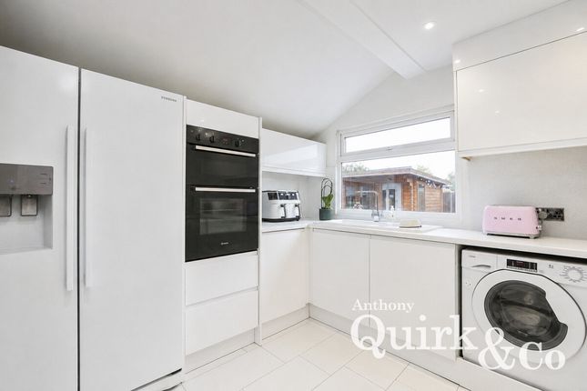 18, Meynell Avenue, Canvey Island photo 3