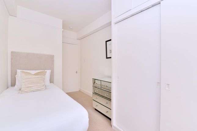 Flat to rent in Fulham Road, London