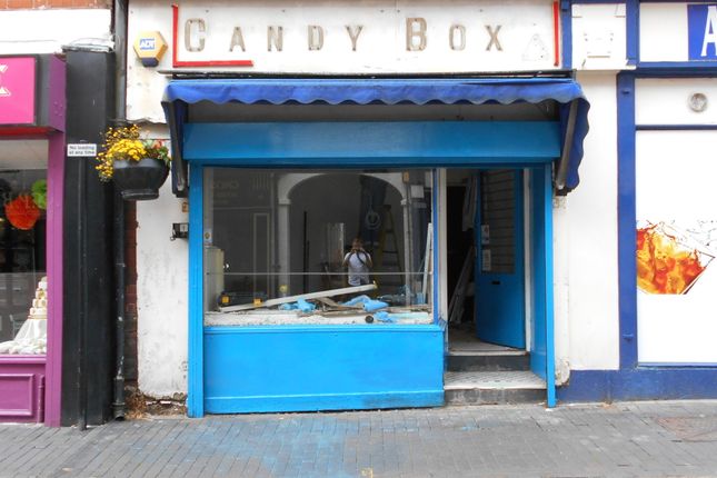 Retail premises to let in Cross St, Willenhall