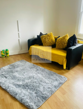 Flat to rent in Bishops Road, Fulham, London