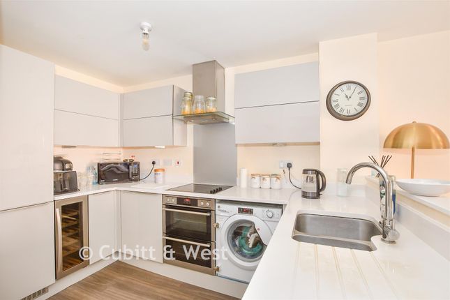 39, Daffodil Way, Havant photo 3