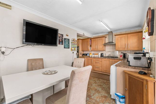 2, Osborne Close, Hanworth photo 4