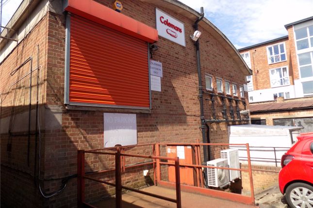 Retail premises to let in Newland Street, Kettering, Northamptonshire
