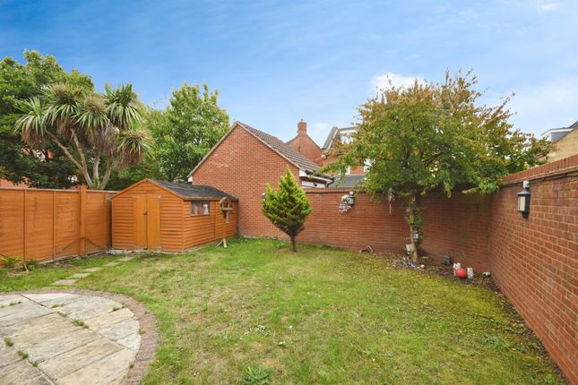18, Oxford Close, Romford photo 3