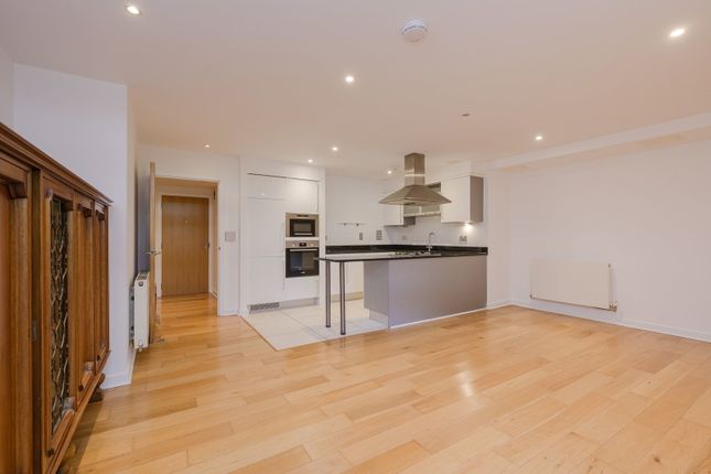 Whitelands Crescent, London photo 4