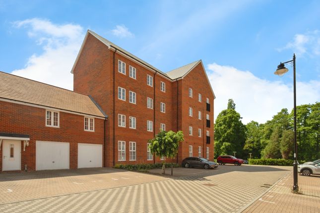 Thumbnail Flat for sale in Charteris Close, Aldershot, Hampshire
