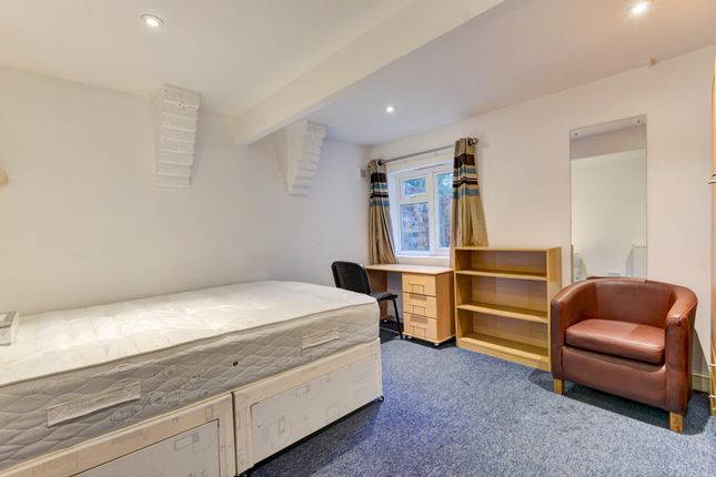 A Spacious And Well-Maintained Double Bedroom Feat...