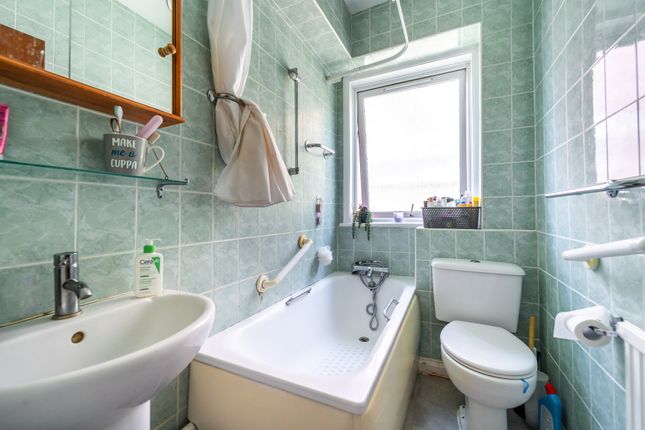 Whittington Court, 28, Aylmer Road, London photo 5
