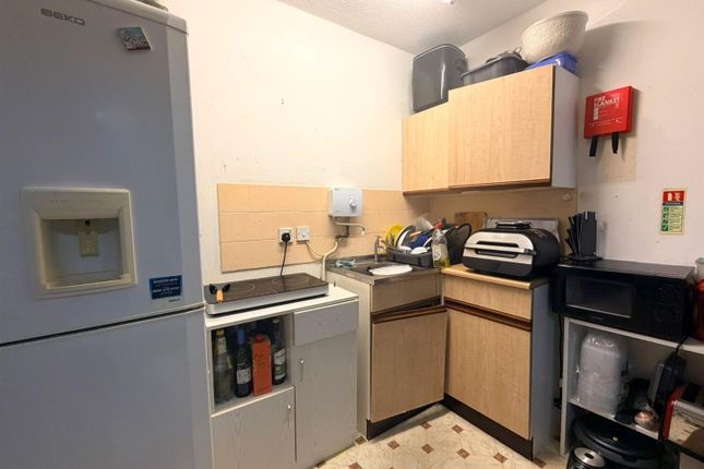 Room 6a, 180, Reading Road South, Fleet photo 3