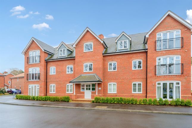 Flat for sale in Brooms Court, Dove Close, Crowthorne, Berkshire