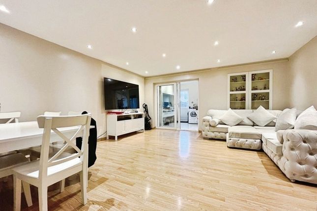 137, Waters Drive, Surrey photo 2