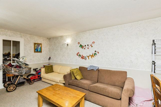 26, Manor Fields, Horsham photo 3