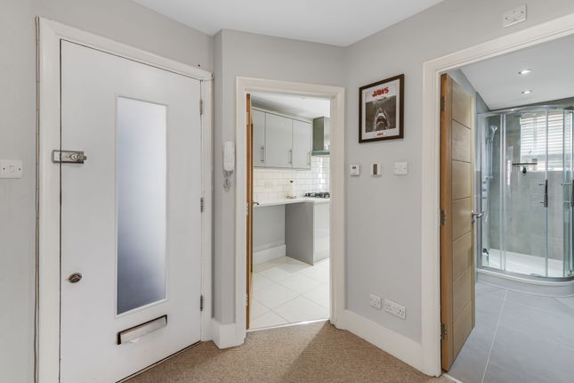 17 St Leonards Court, St Leonards Road, London photo 4