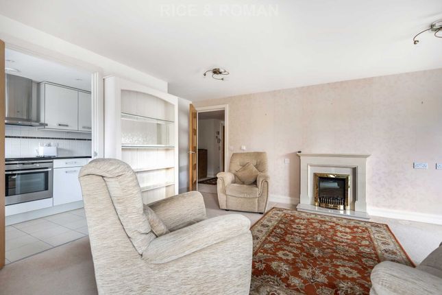 Thumbnail Flat to rent in Oatlands Avenue, Weybridge