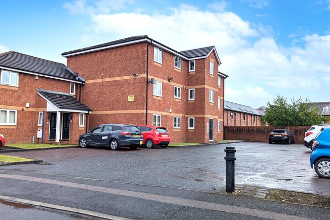 Thumbnail Flat for sale in Padiham Close, Leigh