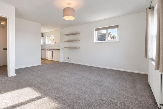 43 Meath Green Lane, Horley photo 2