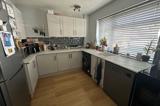 10, Heron Close, Ascot photo 2