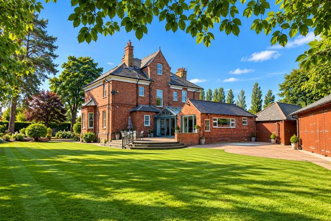 8-bed detached on 1 Main Road, Lincolnshire, £700,000