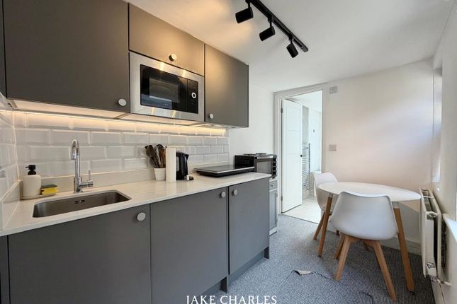 Room 4, 121A, Wandsworth High Street, London photo 4