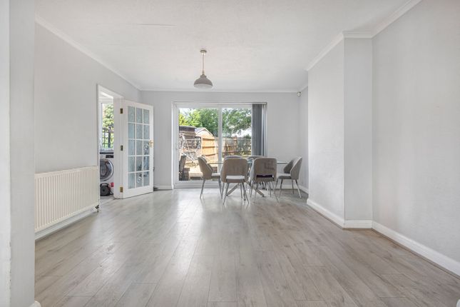 20 Pursley Road, London photo 3