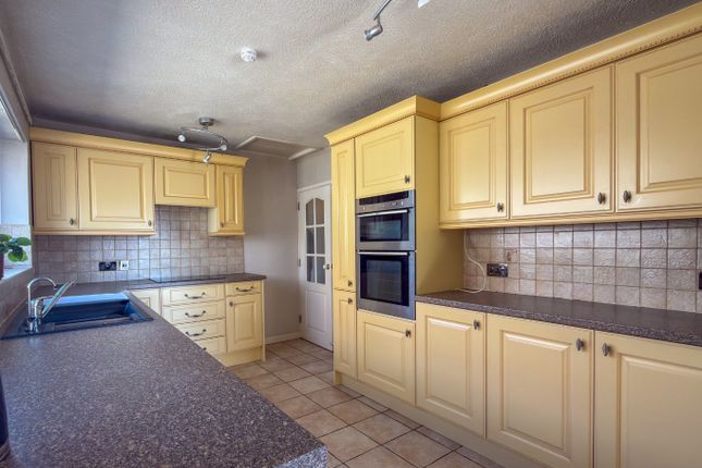 30 Barons Mead, Chippenham, Wiltshire photo 4