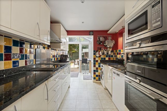22 Ferndown, Horley photo 2