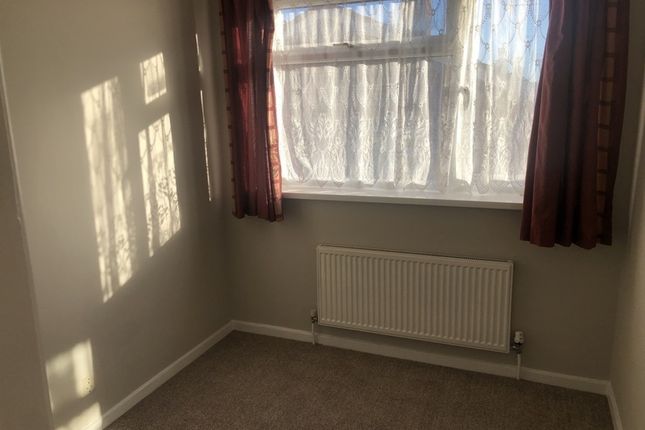 Semi-detached house to rent in Morris Drive, Banbury