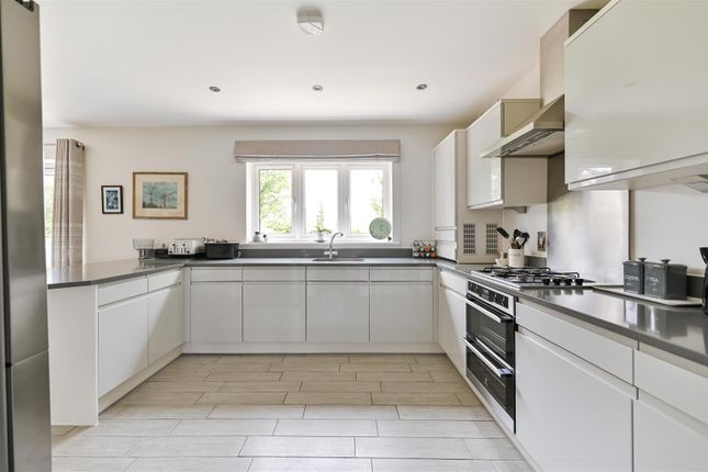 28, Wellswood Gardens, Reading photo 3
