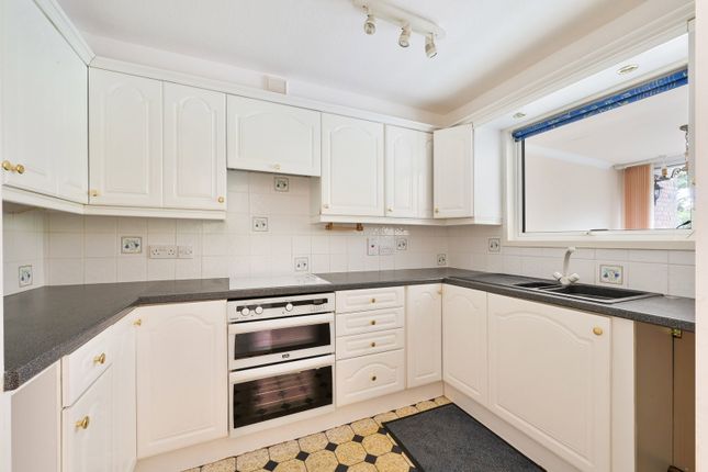 14, Bancroft Court, Reigate photo 2