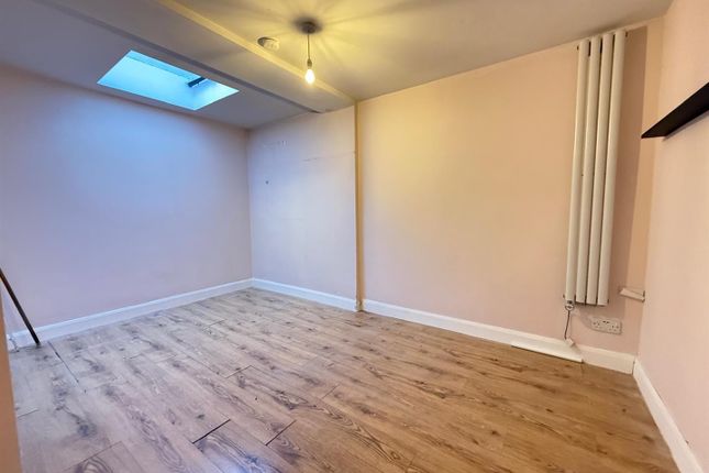 Flat 5, 92, Aldborough Road South, Ilford photo 4
