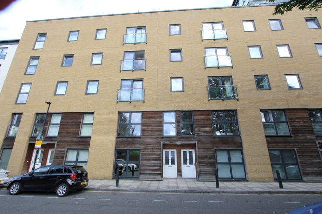 Flat to rent in Harbinger Road, London, London