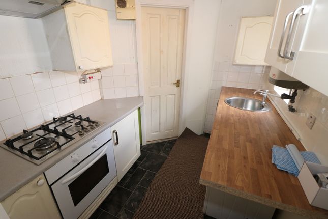 Flat to rent in Seymour Gardens, Ilford, Essex