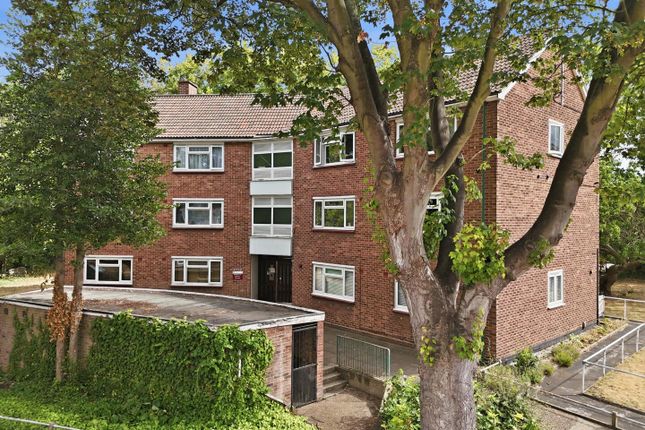 13, Brading Crescent, Aldersbrook photo 3