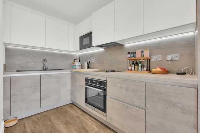 Flat 1203, Teal Point, Barking photo 4