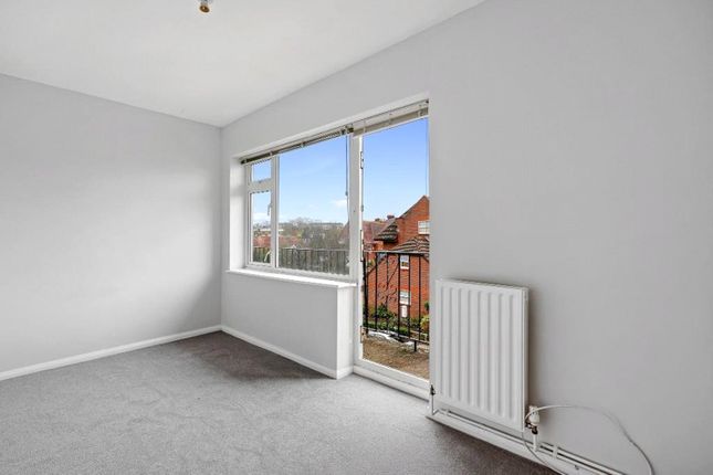 Flat 9, High Wigsell, 35, Twickenham Road, Teddington photo 4
