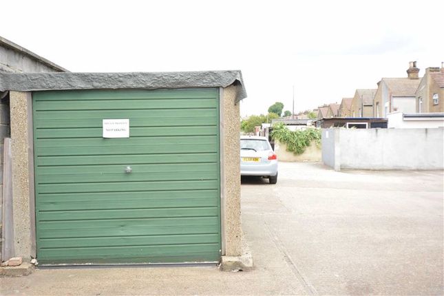 Parking/garage to rent in Harwood Court, Grays, Essex