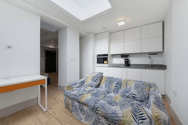 Flat B03, Cheviot House, 7, Philpot Street, London photo 4