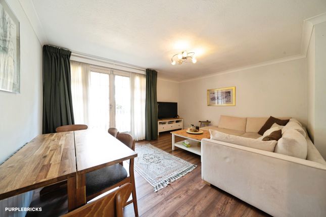 40, Waters Drive, Staines-upon-Thames photo 4